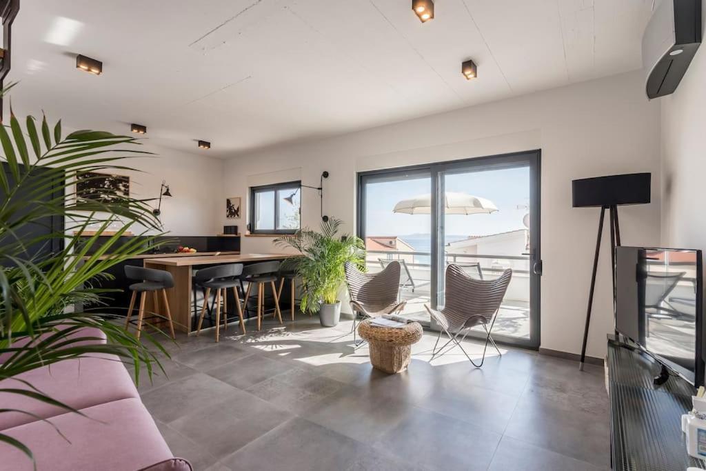 Holiday Home Lolina,Sea On A Palm! Heated Pool Trogir Exterior photo